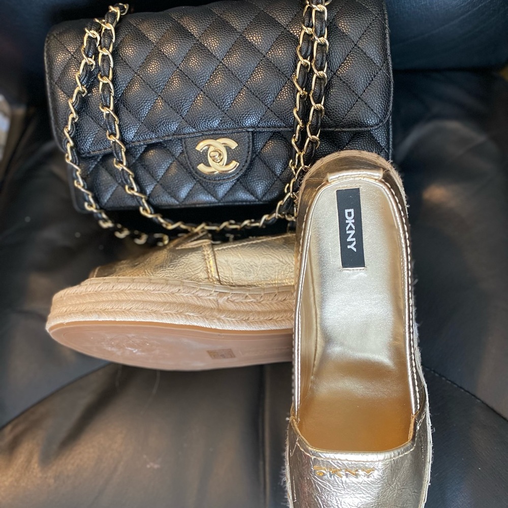 Stop traffic in a DKNY golden leather, peep toes espadrilles 😌 - Picture 3 of 12